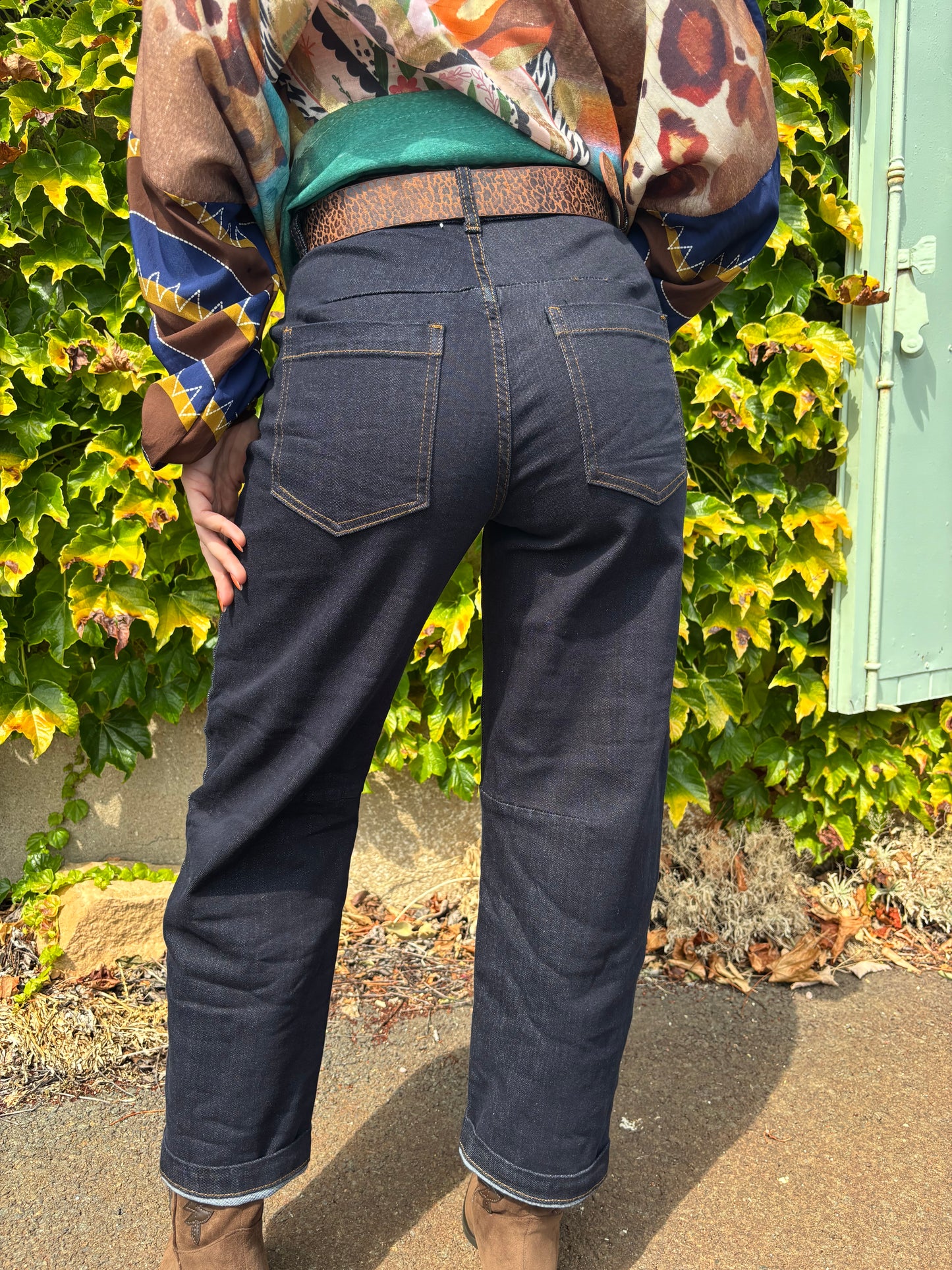 RINA Jean Brut bouton doré avec ceinture